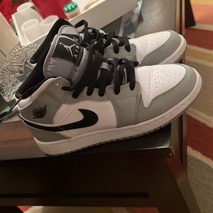 Air Jordan 1 Mid ‘Smoke Grey’